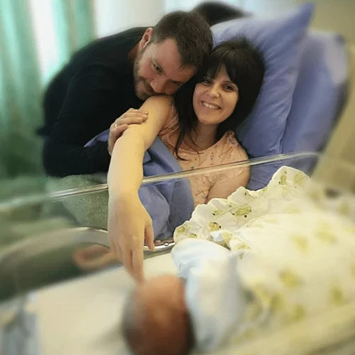 Ευτύχης Μπλέτσας | Η σύντροφός του πήρε εξιτήριο από το μαιευτήριο (pics)