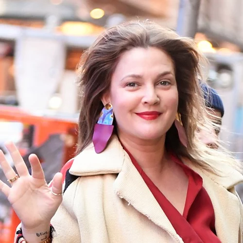 Drew Barrymore | Δες πώς φόρεσε το έντονο χρώμα στις τελευταίες εμφανίσεις της
