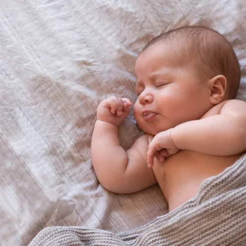 Αν θες «να φας» τις δίπλες ή τα μάγουλα του μωρού σου, είσαι καλύτερος γονιός… λέει η επιστήμη