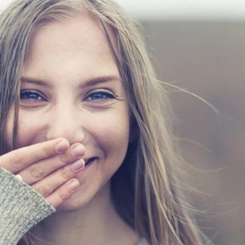 Γιατί οι νέες γενιές κοριτσιών τείνουν να έχουν περίοδο σε ολοένα και μικρότερες ηλικίες;