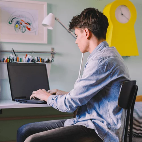 Οι οθόνες δεν κάνουν μεγαλύτερο κακό στην ψυχική υγεία των εφήβων από τις πατάτες