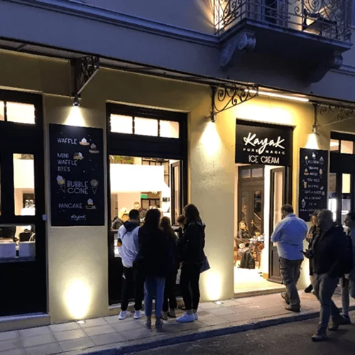 Kayak στην Πλάκα: Το αγαπημένο μας παγωτό στην ιστορική γειτονιά της Αθήνας