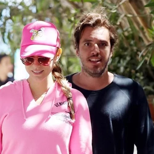 Δούκισσα Νομικού | Δες την εγκυμονούσα με mini φόρεμα να ποζάρει με τον ενός έτους γιος της, Σάββα