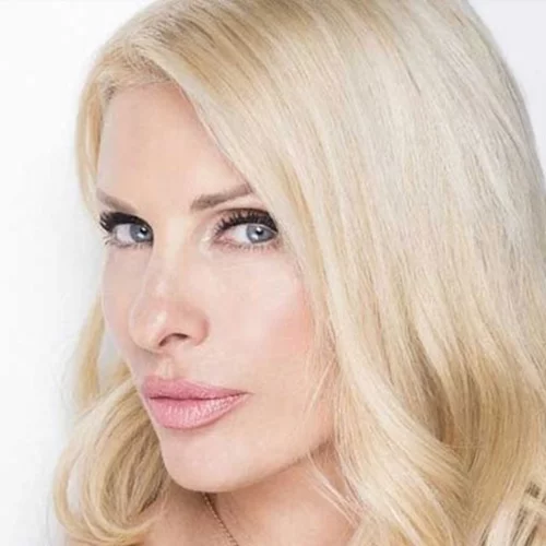 Ελένη Μενεγάκη | Η φωτογραφία από την Άνδρο στην οποία ποζάρει με σορτσάκι και δεν είχες ξαναδεί