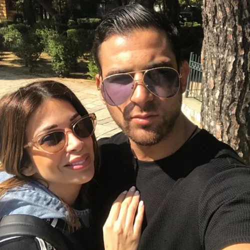 Ελένη Χατζίδου | Η μέλλουσα μαμά μάς δείχνει τα πρώτα ρούχα του μωρού που περιμένει