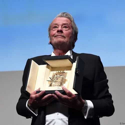 Alain Delon | Τιμήθηκε με  Χρυσό Φοίνικα στο Φεστιβάλ των Καννών
