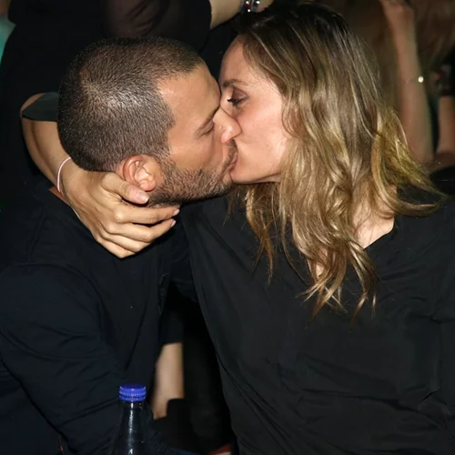 Ελεονώρα Μελέτη | Το cool ντύσιμο που έκανε για να βγει με τον σύζυγό της και τα καυτά φιλιά