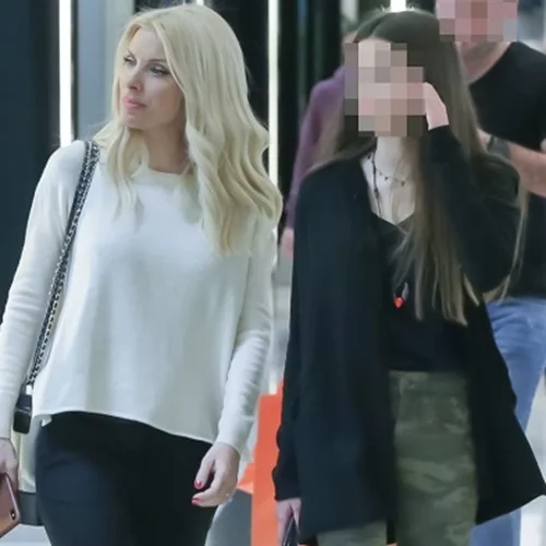 Ελένη Μενεγάκη | Η φωτογραφία με τη μικρή Μαρίνα που έχει ως φόντο στο κινητό της