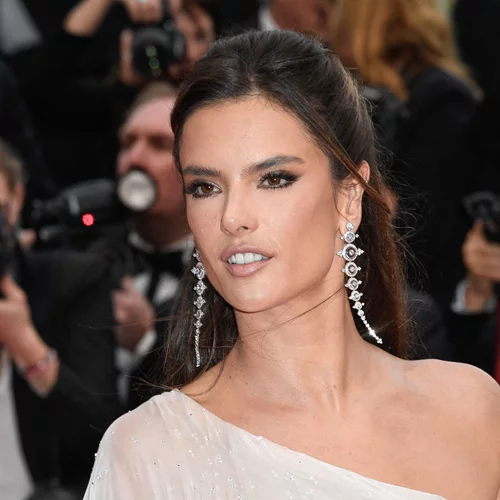Η sexy εμφάνιση της Alessandra Ambrosio και το σημαντικό βραβείο που έλαβε