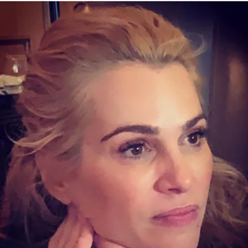 «Τι έγινε Κωστάκη;» | Η Τζένη Μπότση εύχεται στους εορτάζοντες και αυτοτρολάρεται