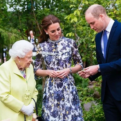 Η απόλυτη φωτογραφία | Οι 3 διάδοχοι του θρόνου ποζάρουν με την Βασίλισσα Ελισάβετ