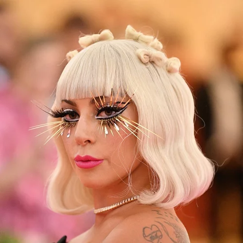 Οι πρώτες εικόνες από τα καλλυντικά που λανσάρει η Lady Gaga