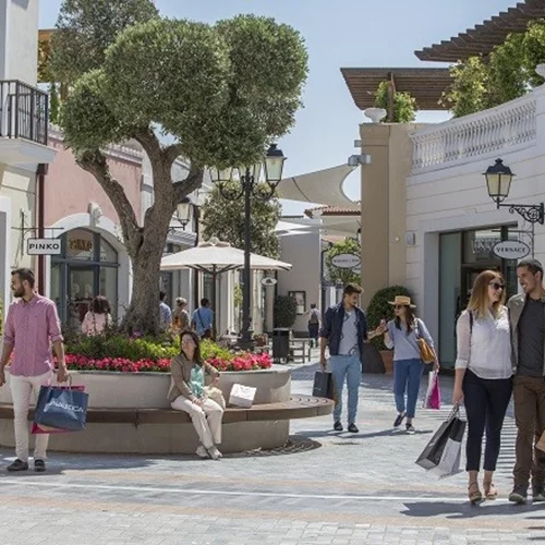 Οι ενδιάμεσες εκπτώσεις ξεκινούν στο εκπτωτικό χωριό McArthurGlen