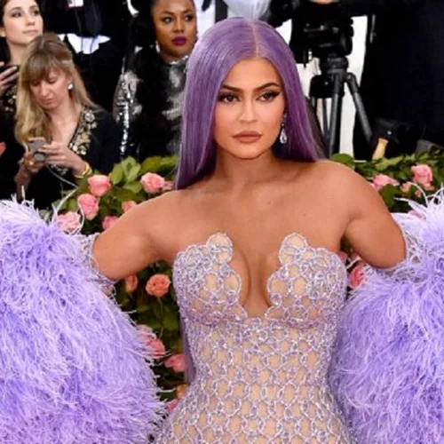 Viral | Όταν η Kylie Jenner "κάρφωσε" το βλέμμα της στα οπίσθια της Jennifer Lopez