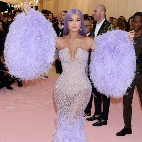 Θες να μάθεις ποια είναι τα πιο hot θέματα σε ένα τραπέζι του MET GALA; Μάθαμε τι συζητάει η Kylie Jenner!