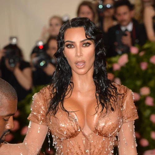 Το προϊόν που φόρεσε η Kim Kardashian στο μπούστο της και έδειχνε... τόσο τέλειο!