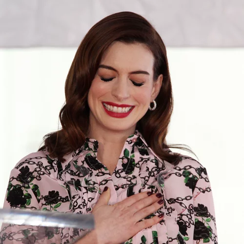 Η Anne Hathaway δεν χάνει το glam της ούτε στην καραντίνα