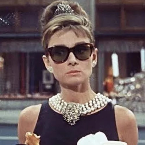 Audrey Hepburn | Το 60s ροζ νυφικό του Hubert de Givenchy που έμεινε στην ιστορία