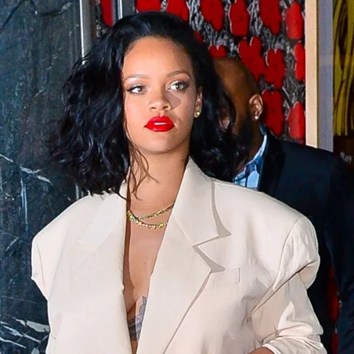 Rihanna | Κυκλοφορεί τη δική της σειρά ειδών πολυτελείας με τον οίκο Louis Vuitton