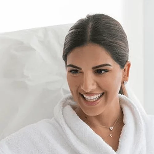 H Σταματίνα Τσιμιτσιλή με πορτοκαλί Zara μίνι φόρεμα που κοστίζει κάτω από 40 ευρώ