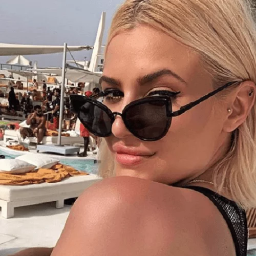 Λάουρα Νάργες | Ποζάρει με μικροσκοπικό μαγιό και τα likes και σχόλια "πέφτουν" βροχή