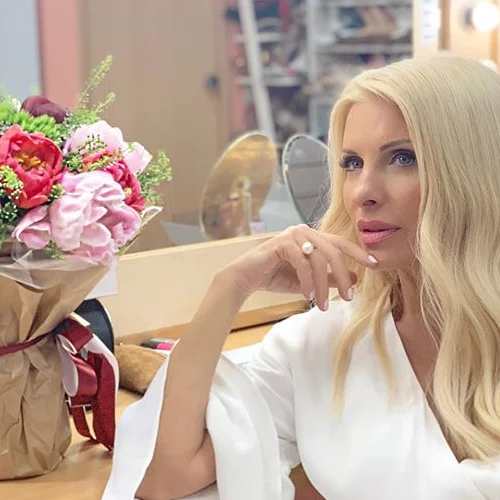 Πώς είναι η Ελένη Μενεγάκη μόλις ξυπνάει; Μας δείχνει ποζάροντας εντελώς αμακιγιάριστη από το σπίτι της στα Μελίσσια