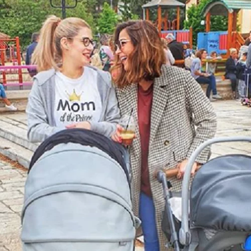 Κατερίνα Παπουτσάκη – Τζένη Θεωνά | Βόλτα με τα μωρά τους λίγες εβδομάδες αφότου γέννησαν!