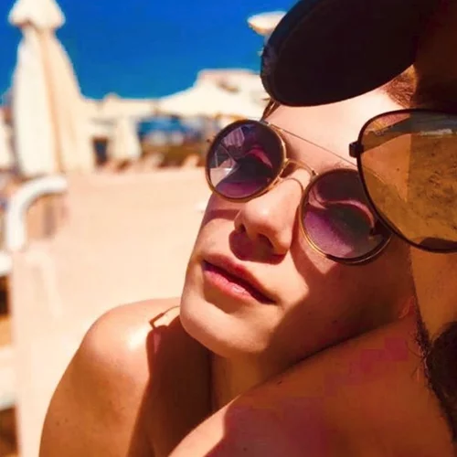 Βάσω Λασκαράκη | Πέντε φωτογραφίες στις οποίες ποζάρει διακριτικά με τη βέρα της