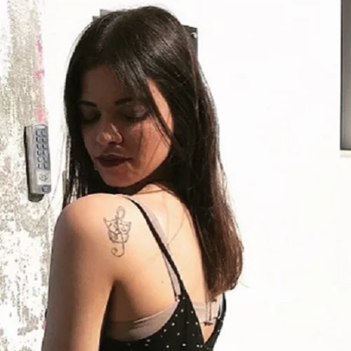 Τζένη Καζάκου | Δες τα τατουάζ που έχει η πανέμορφη εγγονή της Τζένης Καρέζη