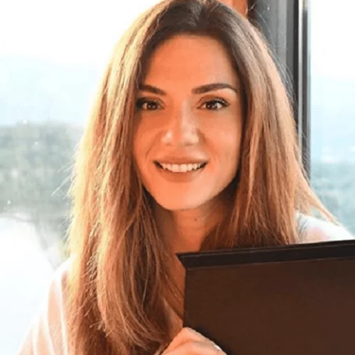 Βάσω Λασκαράκη | Η νέα φωτογραφία με τη βέρα της (και το cool ντύσιμο που πρέπει να δεις)