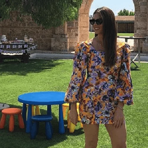 Γενέθλια Σταματίνας Τσιμτσιλή | Το mini φόρεμα, η έκπληξη από τους συνεργάτες της και οι κόρες της στο πλατό