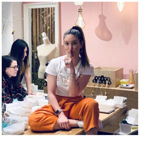 Αυτό το σώμα! Θαύμασε λίγο την Αθηνά Οικονομάκου με μαγιό (vid)