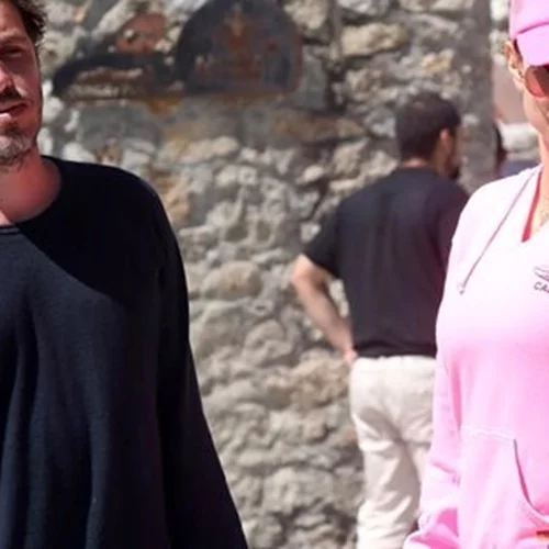 Δούκισσα Νομικού | Στην Μύκονο με τον σύζυγό της, Δημήτρη Θεοδωρίδη (+το αναμνηστικό από τον γάμο τους που φόρεσε)