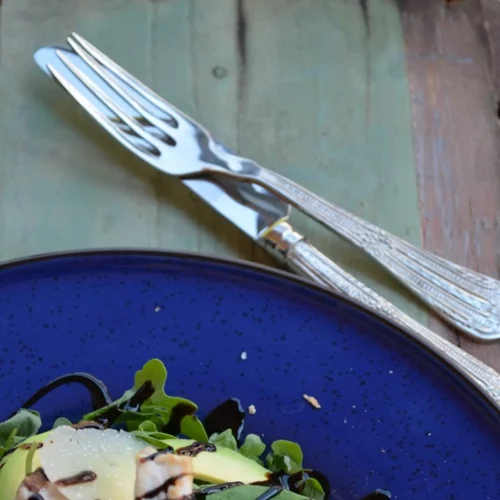 Σαλάτα με κοτόπουλο, αβοκάντο και lime dressing