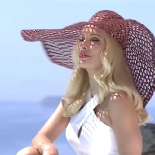 Ελένη Μενεγάκη | Η πόζα με την κοιλιά έξω με αφορμή την ονομαστική της εορτή