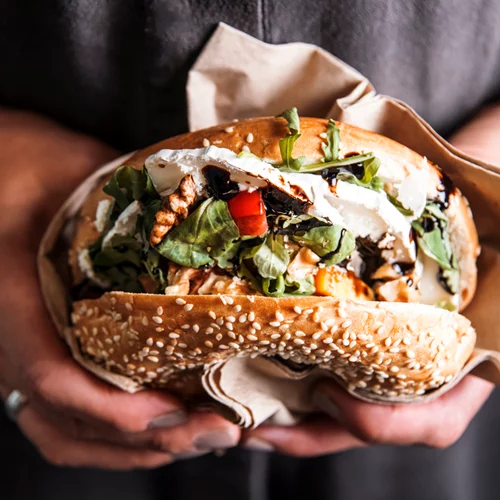 Τι να κάνεις όταν τρως πολύ; 5 tips για να νιώσεις καλύτερα την επόμενη μέρα