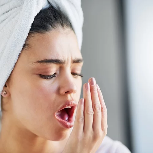 Ποιες τροφές κάνουν την ανάσα σου να μυρίζει άσχημα