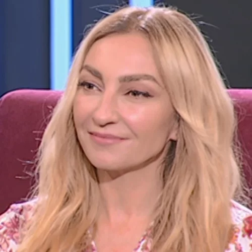 Ρούλα Ρέβη  | Τα δύσκολα παιδικά χρόνια, ο θυελλώδης έρωτας με τον Τότσικα & το περιστατικό με θαυμάστριά του