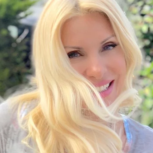 Ελένη Μενεγάκη | Ποζάρει με μαγιό! Δείτε την φωτογραφία