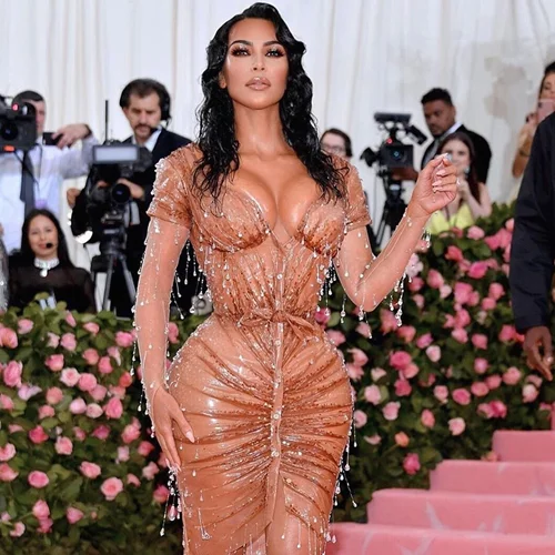 Η (παράλογα) αδύνατη μέση της Kim Kardashian στο Met Gala έκανε πολλούς να απορήσουν