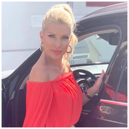 Η Ελένη Μενεγάκη με εξώπλατο maxi φόρεμα | Ναι ή όχι;