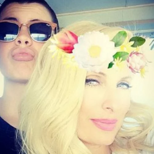 Άγγελος Λάτσιος | Πρέπει να δεις με πόση αγάπη κοιτάει και αγκαλιάζει την αγαπημένη του μητέρα, Ελένη Μενεγάκη