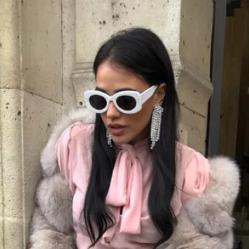 Κόνι Μεταξά | Η γυμνή πόζα στο μπαλκόνι με την οποία έγινε χαμός από likes και σχόλια