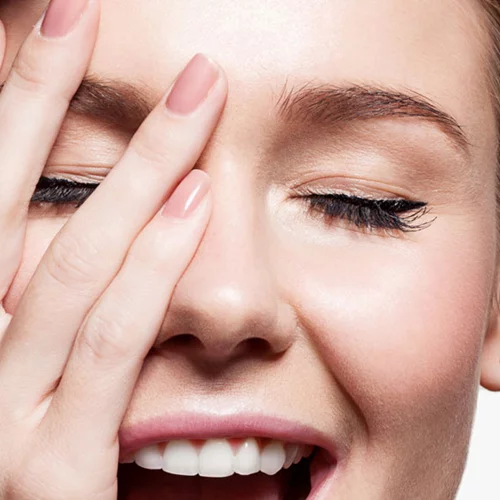 Ξεφλουδίζουν τα νύχια σου; Μάθε τι φταίει και σταμάτησέ το