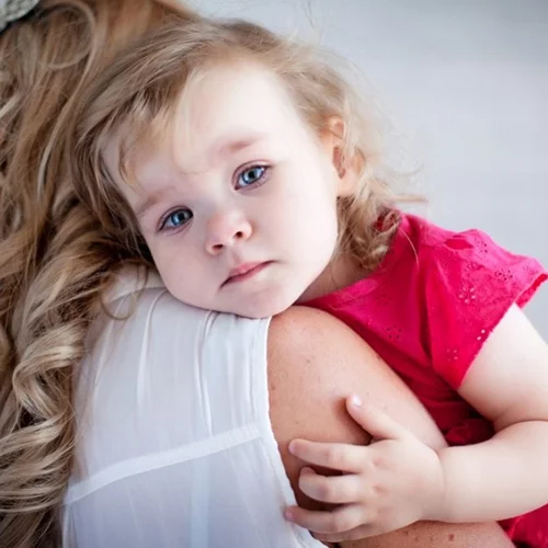 Δεν γίνεται να κακομάθεις ένα παιδί επειδή το παρηγορείς όταν κλαίει