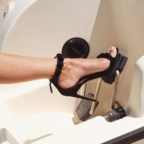 Μαύρα πέδιλα | Δέκα επιλογές για κάθε στιλ και περίσταση