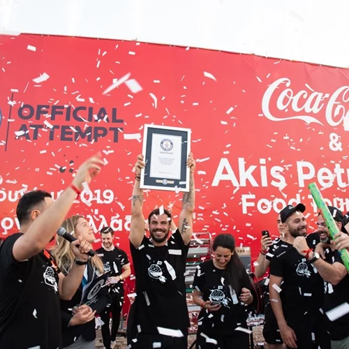 Ο Άκης Πετρετζίκης, με την υποστήριξη της Coca-Cola, έσπασε ένα από τα GUINNESS WORLD RECORDS™