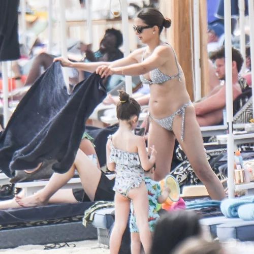 Σταματίνα Τσιμτσιλή | Στην παραλία με μπικίνι με τα τρία παιδιά της (pics χωρίς ρετούς)