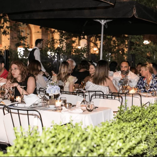 Μια καλοκαιρινή βραδιά στο πιο κοσμοπολίτικο στέκι της πόλης