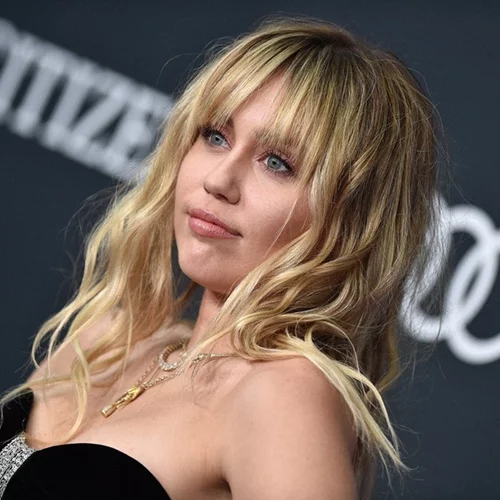 Miley Cyrus | Κάνει Instagram Live με το νοσηλευτικό προσωπικό που βρίσκεται στην πρώτη γραμμή